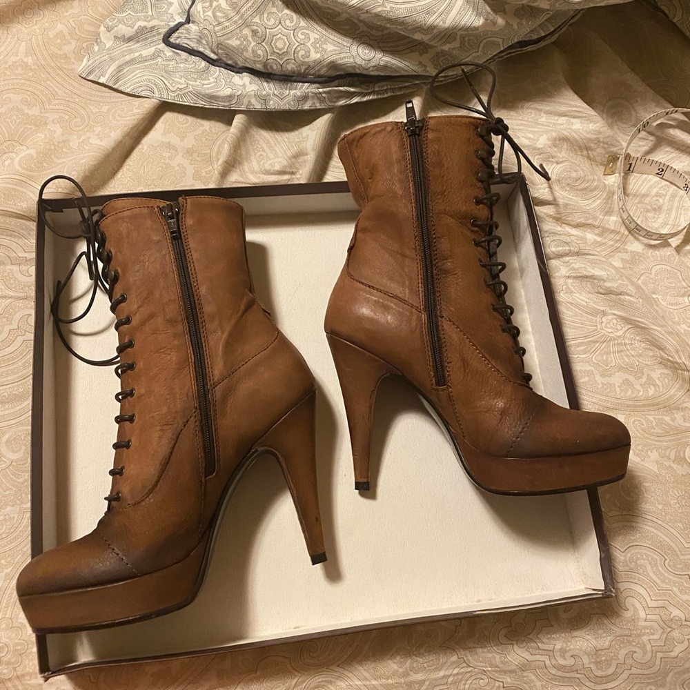 NIB Leather Italian Platform Lace up boots 35